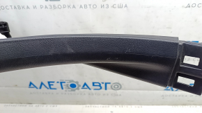 Крупный план участка накладки Nissan Ariya с видимыми потертостями.