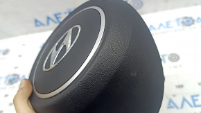 Крупный план на подушку безопасности руля Hyundai Tucson 2022-2026, царапины не критичны