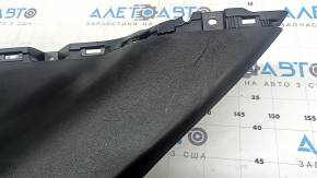 Детальный обзор края накладки задней стойки левая, часть повреждена.