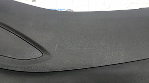 Фрагмент накладки на консоль автомобиля Hyundai Tucson, на поверхности следы износа.