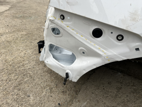 Деталь кузова Audi Q5 2018-2024 с вмятиной видна с другого ракурса.