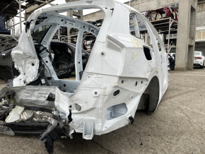 Четверть кузова белого цвета с вмятиной, снятая с Audi Q5 2018-2024.