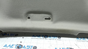 Ближайший ракурс обшивки потолка Hyundai Tucson, видимые следы эксплуатации.