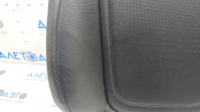 Крупный план обшивки спинки сиденья Hyundai Tucson 2022-2026, легкие следы эксплуатации, но без повреждений