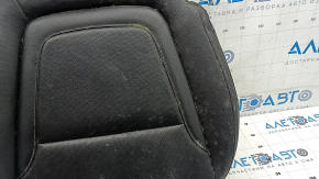 Крупный план обшивки пассажирского сиденья Hyundai Tucson, перфорация на коже хорошо видна.