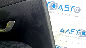 Детали дверной обшивки Hyundai Tucson, показывающие следы использования