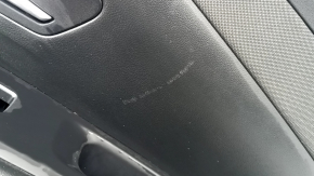 Близкий план царапин на обшивке двери задней правой Hyundai Tucson, видно естественное износ.