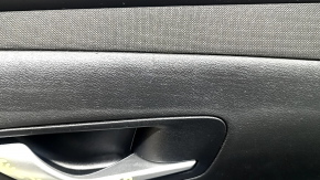 Обшивка двери карточка передняя правая Hyundai Tucson 22-24 черная с черной вставкой ткань, подлокотник черный, хром молдинг с черным глянцем, с ручкой, царапины, потерта