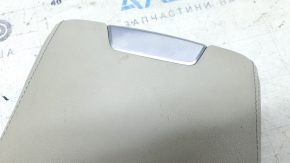 Деталь подлокотника Audi A6, хорошо видно место с царапинами на ручке.