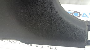 Крупный план царапин на накладке центральной стойки Hyundai Tucson 22-26.