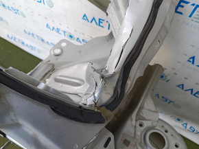 Деталь кузова Ford Escape с повреждением, четвёртая фотография, показывает вмятину на креплении.