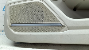 Молдинг аудиосистемы Bang&Olufsen на обшивке двери Audi A6 2019 года.