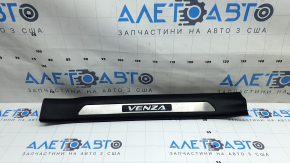 Накладка порога передня ліва Toyota Venza 21-24 чорна, хром вставка, подряпини, корозія, вм'ятини на хром накладці