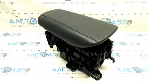 Підлокітник Toyota Venza 21-24 шкіра, чорна, з кронштейном та корпусом, подряпини на шкірі.