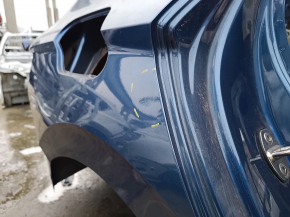 Крупный план задней правой четверти Volkswagen Jetta, с небольшими повреждениями