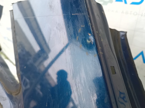 Крупный план на поверхность четверти кузова Kia Niro 2017-2022, visible scratches.