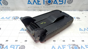 Деталь подлокотника авто Volkswagen Jetta 11-18 с дефектами, требует чистки.