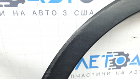 Крупный план повреждений на накладке арки крыла для Tiguan 18-24