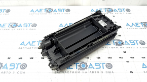 Внутренний отсек подлокотника центральной консоли Mercedes A-class V177, демонстрирует хорошее состояние.