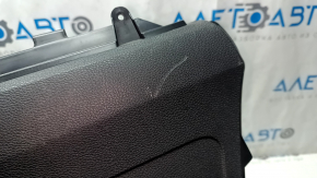 Крупный план боковой накладки центральной консоли Honda Civic, вид на дефект