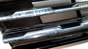 Решетка радиатора grill VW Tiguan 18-24 без эмблемы, 3 хром полоски, песок, надломаны крепления