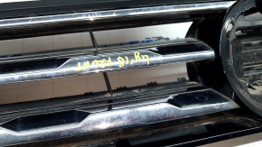 Решетка радиатора grill VW Tiguan 18-24 без эмблемы, 3 хром полоски, песок, надломаны крепления