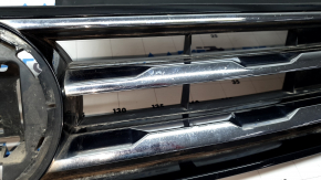 Решетка радиатора grill VW Tiguan 18-24 без эмблемы, 3 хром полоски, песок, надломаны крепления