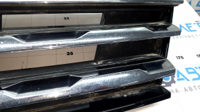 Решетка радиатора grill VW Tiguan 18-24 без эмблемы, 3 хром полоски, песок, надломаны крепления