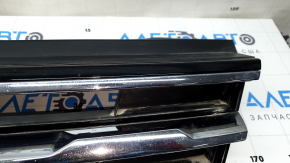 Решетка радиатора grill VW Tiguan 18-24 без эмблемы, 3 хром полоски, песок, надломаны крепления