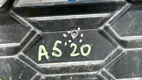 Наличие дополнительных отверстий на решетке радиатора Audi A5 2020 года, свидетельствующее о ремонте.