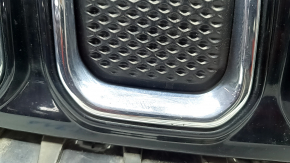 Решетка радиатора grill Jeep Compass 22-23 в сборе 3 части, глухие хром вставки, песок, цаапины
