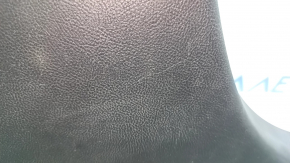 Близкий план поверхности накладки салона Lincoln MKX, показывает текстуру и незначительные дефекты.