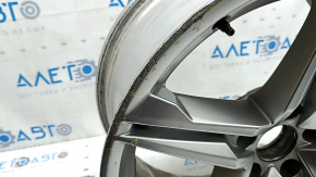 Крупный план бордюрки и дефектов на диске R18 для Audi A5 F5