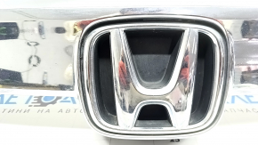 Эмблема Honda на молдинге решетки радиатора, детальный кадр