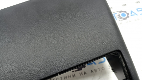 Детальный крупный план с царапинами на накладке центральной консоли для Mazda CX-90.