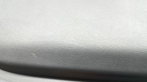 Царапина на молдинге обшивки двери Mazda CX-90 24-26.