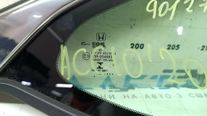 Метка оригинала на стекле форточки Honda Accord, видно состояние детали.