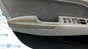 Проблемная область подлокотника на обшивке двери Hyundai Elantra, требует очистки.