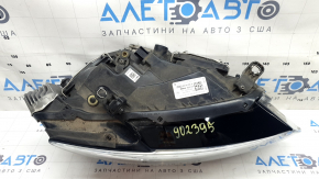 Вид фасадной части передней фары Audi Q5 2009-2017, имеются дефекты на стекле