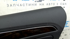 Детали верхнего края обшивки двери задней правой Audi Q5 2009-2017, молдинг и текстура кожи.
