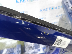 Крупный план повреждений на четверти передней правой Hyundai Tucson, с дефектами на краске.