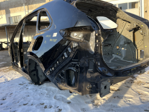 Вид задней левой четверти кузова Mazda CX-90, есть тычки и небольшие царапины.