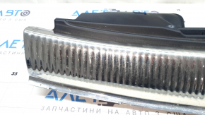 Крупный план хромированной части накладки Audi Q5, заметные потертости.