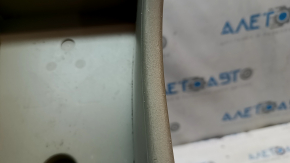 Детальный снимок края накладки центральной консоли Toyota Prius V 2012-2017, присутствуют мелкие повреждения.