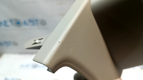 Деталь центральной консоли Toyota Prius V 12-14, вид с близкого расстояния, с заметными царапинами.