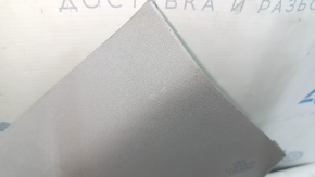 Крупный план накладки стойки Lexus, видно небольшие повреждения на поверхности.