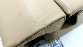 Угол подлокотника из кожи для Porsche Macan с царапинами и вмятинами.