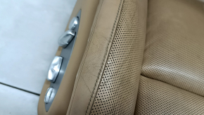 Детальный снимок боковой панели сиденья Porsche Macan с несильными потертостями.