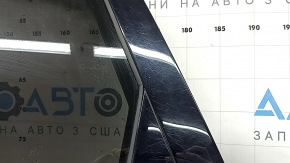 Ракурс на область стекла задней левой двери Audi A3, демонстрирующий мелкие царапины.
