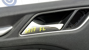 Крупный план элемента ручки двери Audi A3, имеется маркировка.